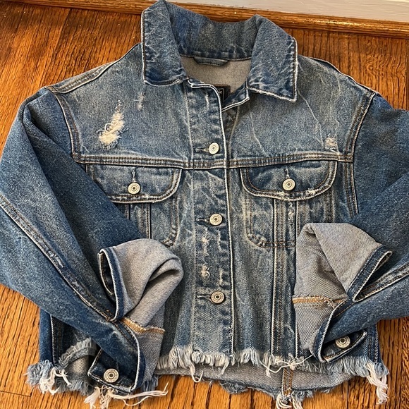 NWOT CROPPED ABERCROMBIE AND FITCH CROP JEAN JACKET - SIZE XS - Picture 6 of 8